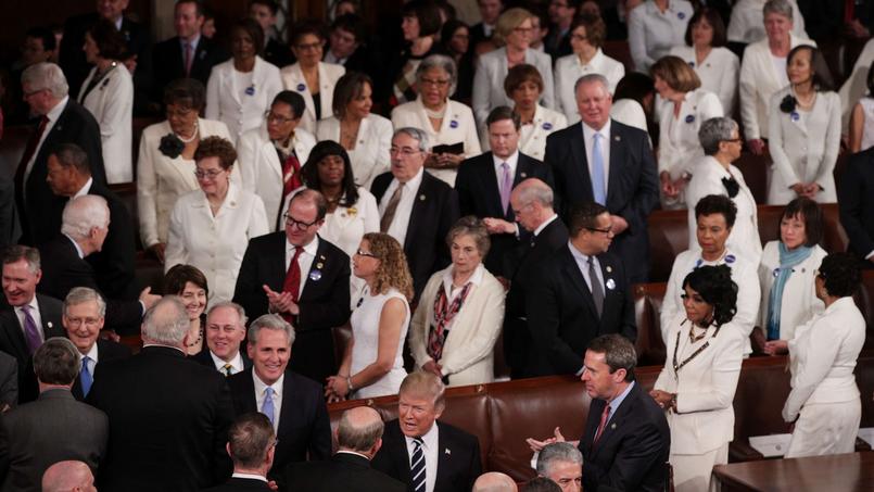 En signe de protestation silencieuse, une quarantaine d'élues démocrates étaient habillées de blanc, couleur symbolisant la défense des droits des femmes.
