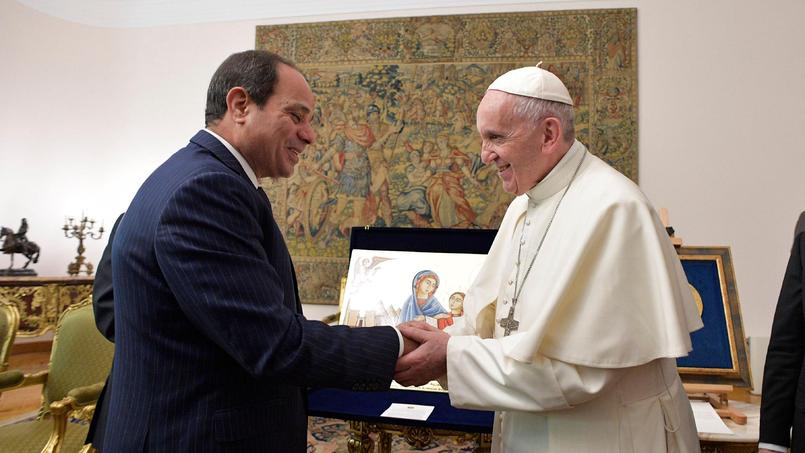 Le président égyptien Abdel Fattah al-Sisi, serrant la main au pape François, au Caire, le 28 avril.