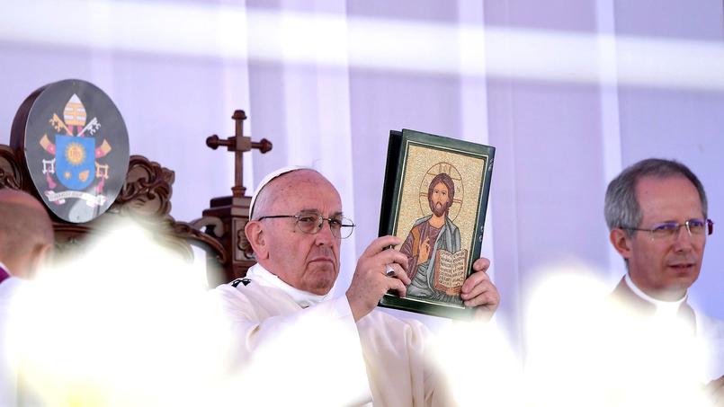 Le pape François a célébré une messe devant des milliers de personnes au Caire, en plein air, le 29 avril.