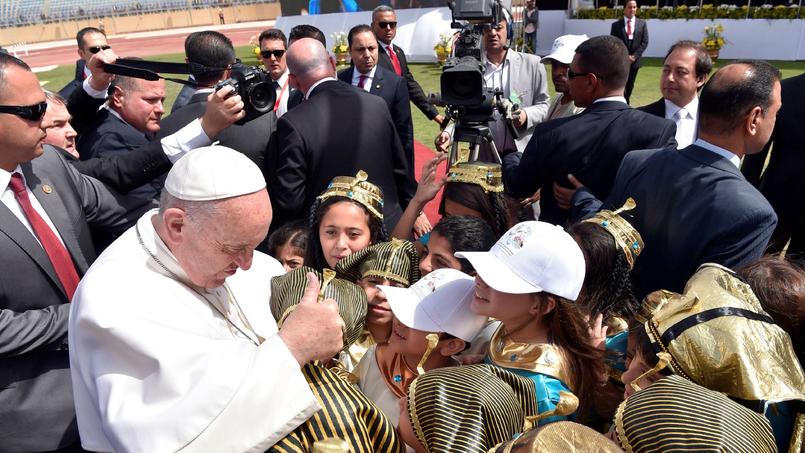 Le pape François rencontrant des enfants lors de sa grande cérémonie au Caire, le 29 avril.
