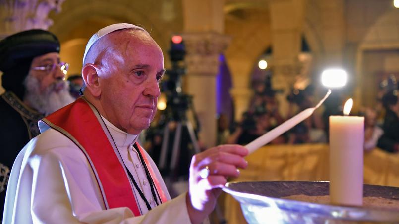 Le pape François a rendu hommage aux victimes de l'attentat du 11 décembre contre l'église copte Saint-Pierre-et-Saint-Paul au Caire, le 28 avril.