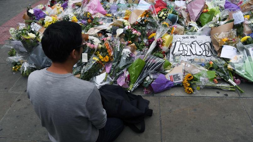 Les Anglais se recueillent et déposent des gerbes de fleurs sur le pont.