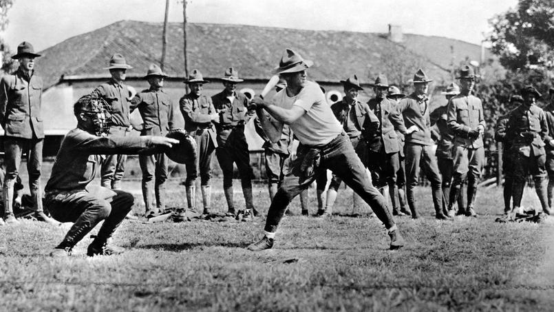 Des soldats americains jouant au baseball, 1917.