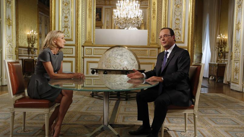 Le président de la République et la journaliste Claire Chazal lors d'une interview télévisée, en septembre 2013.