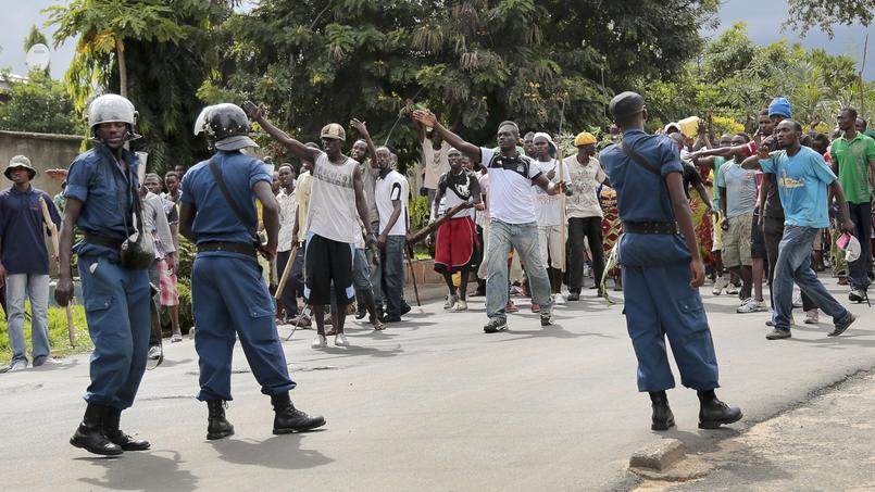 Des manifestants tentent de rejoindre le centre-ville de Bujumbura, le 13 mai 2015 au Burundi.