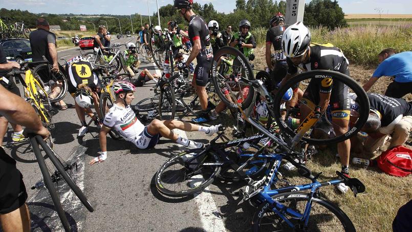 Une énorme chute sur le Tour de France oblige les organisateurs à