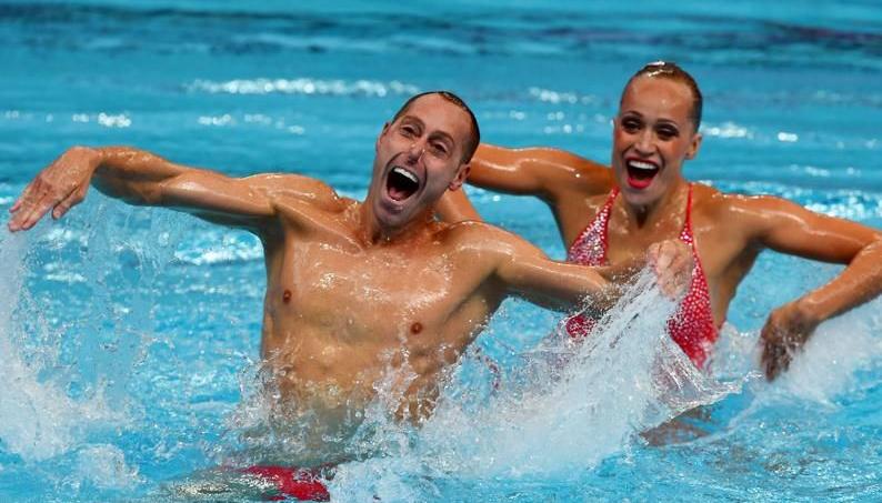 Un Homme Champion Du Monde De Natation Synchronisee