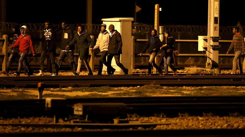 Migrants marchant le long des rails, Calais