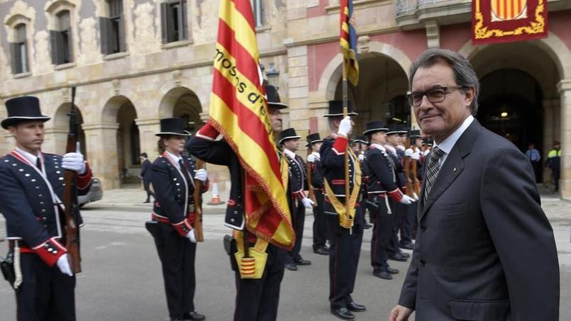 Artur Mas (président régional de Catalogne) inspecte les troupes après la session constitutive du Parlement catalan - Barcelone, le 26 octobre 2015