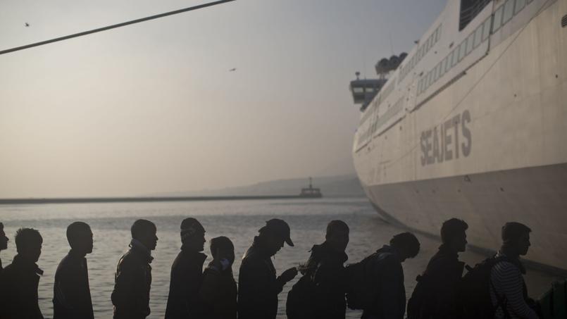 Migrants faisant la queue pour monter à bord d'un ferry à Lesbos, Grèce, le 6 novembre 2015