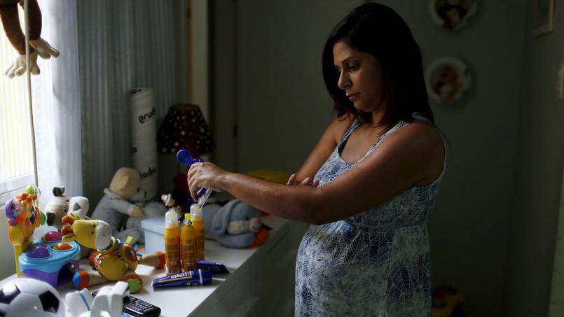 Gisele Felix, femme enceinte de 5 mois à Rio de Janiero, se protège contre les piqures de moustiques