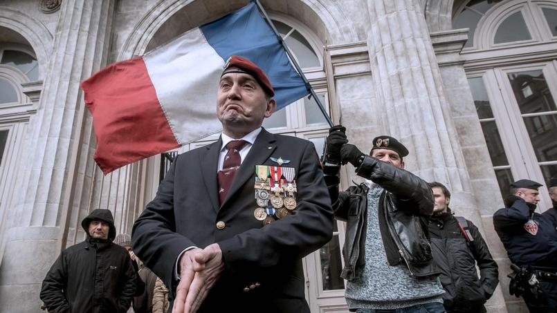 Un manifestant en tenue de parachutiste venant manifester sa solidarité avec le général Christian Piquemal devant le tribunal de Boulogne-sur-Mer (Nord), le lundi 8 février 2016.