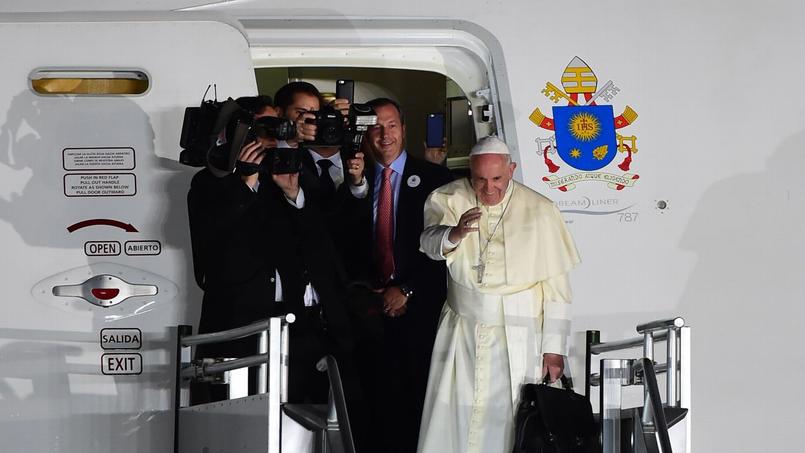 Le pape François salue la foule qui s'est rassemblée à l'aéroport de Ciudad Juarez, avant son départ pour Rome, mercredi.
