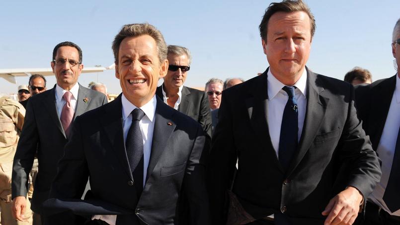 Nicolas Sarkozy et David Cameron à l'aéroport de Benghazi le 15 septembre 2011. Derrière eux, le philosophe Bernard Henri Lévy.