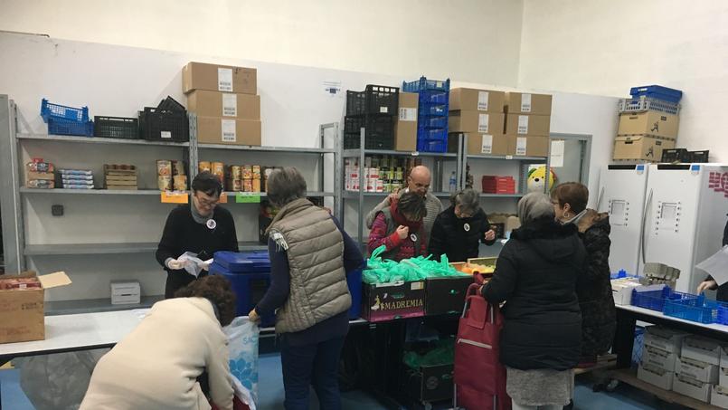 Une Journee Dans Un Centre De Distribution Des Restos Du Cœur