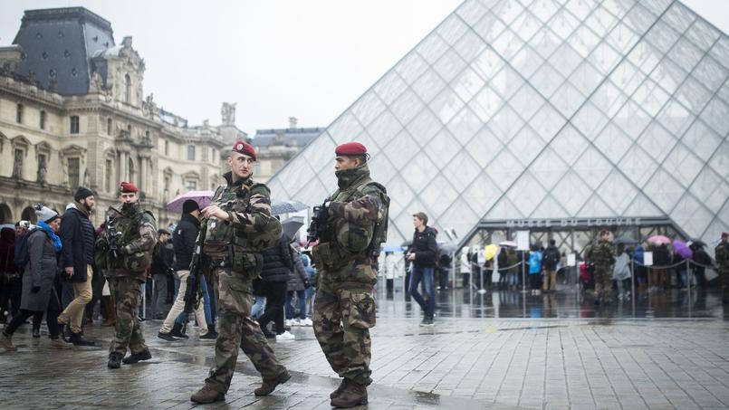 Le Louvre, musée le plus fréquenté du monde, fermé après l'agression, a rouvert dès samedi dernier.