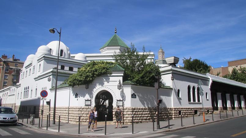 Après la promulgation de la «Charte de l'imam» par le CFCM, cinq fédérations musulmanes accusent le conseil d'avoir procédé à une «officialisation de documents de travail non encore adoptés» (ici la Mosquée de Paris).
