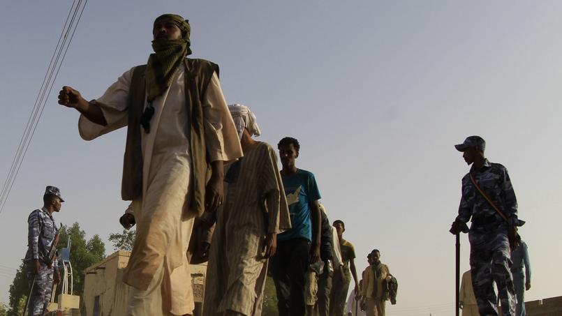 Des migrants illégaux abandonné dans le désert par des trafiquants d'être humains à la frontière entre Le Soudan et la Libye, en may 2014.