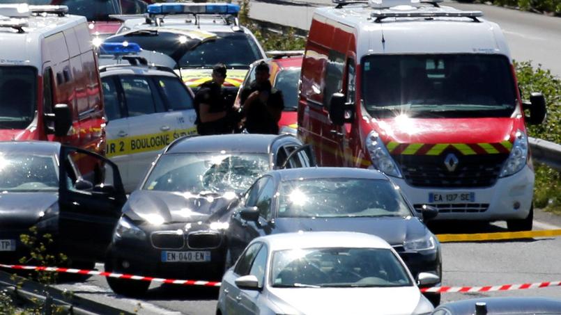 Repéré par la police, le véhicule en cavale, une BMW, sera immobilisé sur l'autoroute A16 aux environs de Marquise, dans le Pas-de-Calais, et son conducteur arrêté.