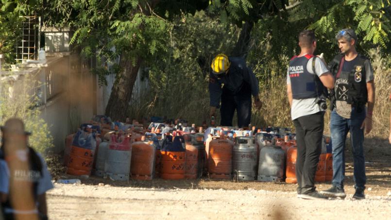 Ici, des pompiers font l'inventaire des bouteilles de gaz retrouvés à Alcanar, où les auteurs des attentats de Cambrils et Barcelone préparaient des attentats.
