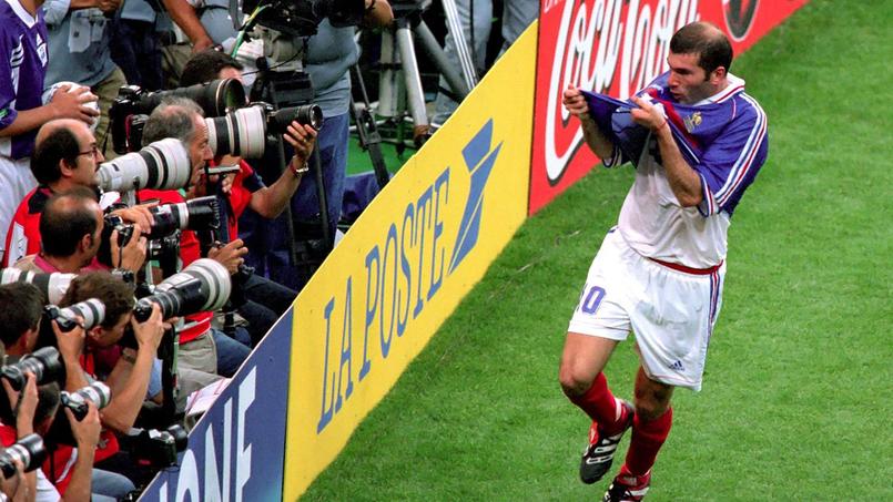 ZinÃ©dine Zidane embrassant son maillot aprÃ¨s son deuxiÃ¨me but contre le BrÃ©sil, en finale du Mondial 1998.