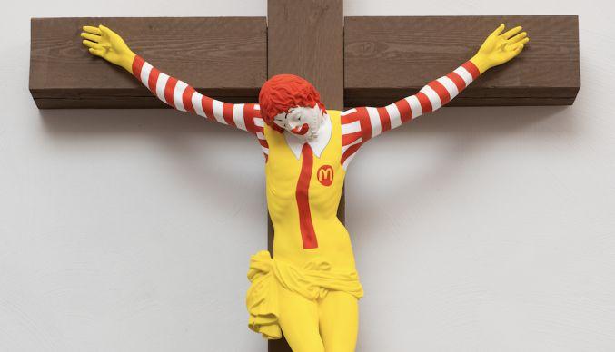 En Israël, un clown McDonald's crucifié indigne les chrétiens