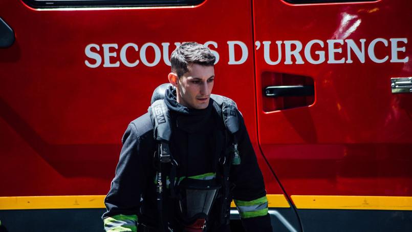 Pierre Niney Pompier De Sauver Ou Perir Rend Hommage Aux Soldats Du Feu Morts A Paris