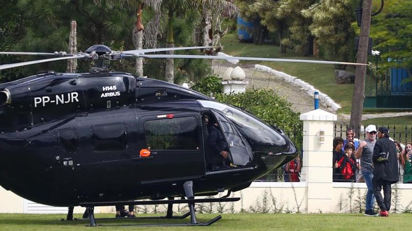 Neymar débarque au centre d'entraînement de l'équipe brésilienne avec son hélicoptère