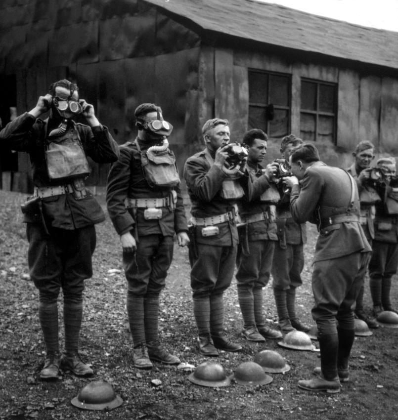 Soldats américains apprenant l'usage du masque a gaz, 1917.