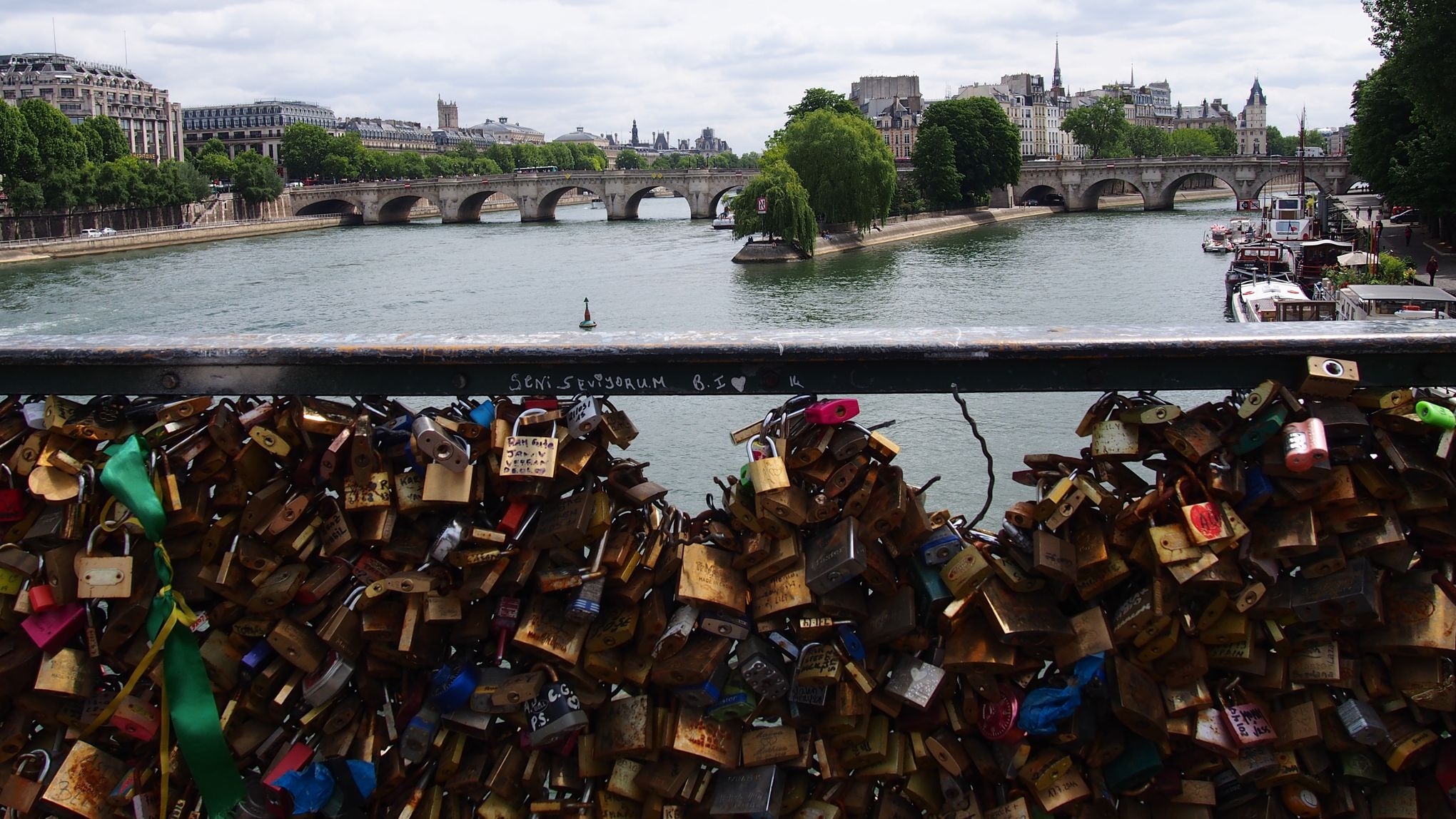 Cadenas D Amour Le Pont Des Arts Se Met A Nu