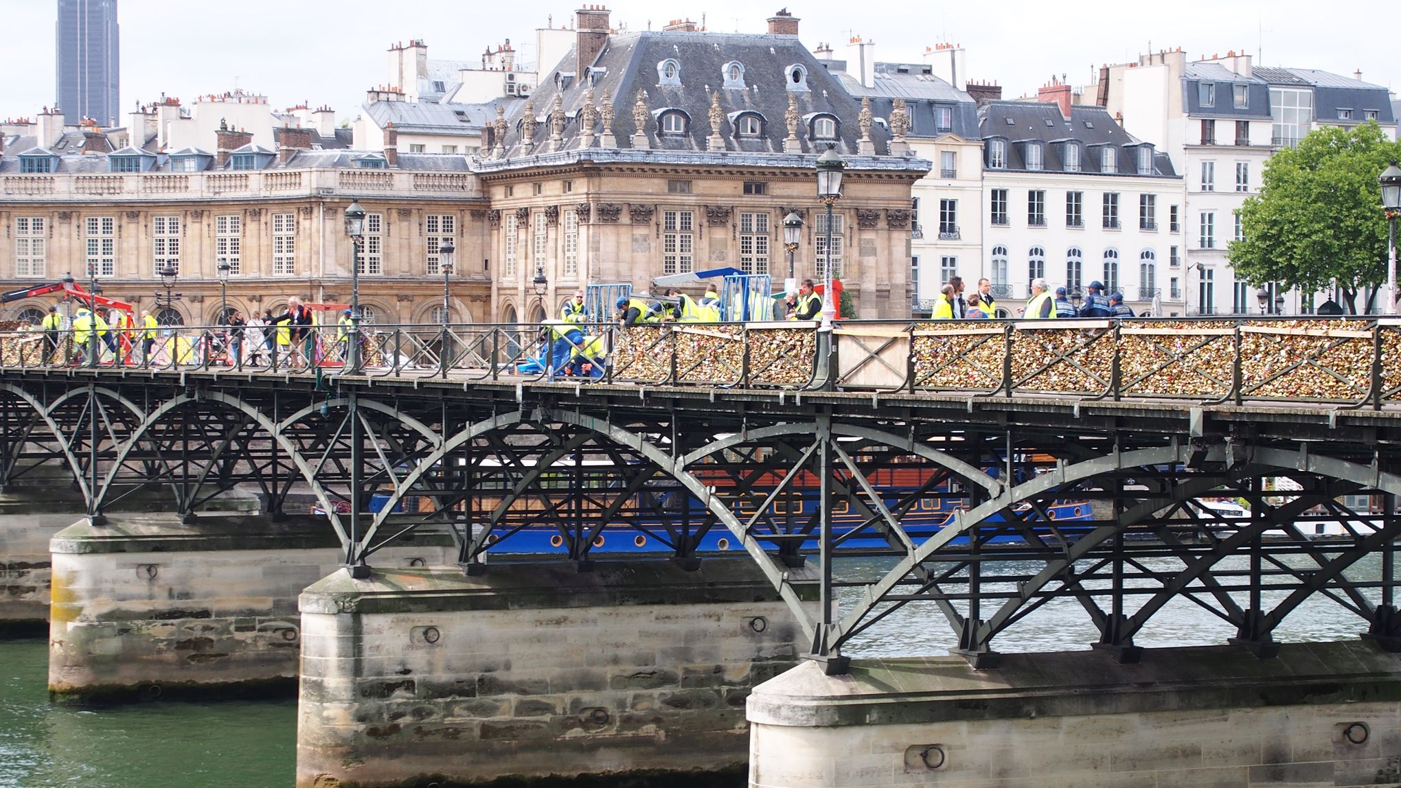 Cadenas D Amour Le Pont Des Arts Se Met A Nu