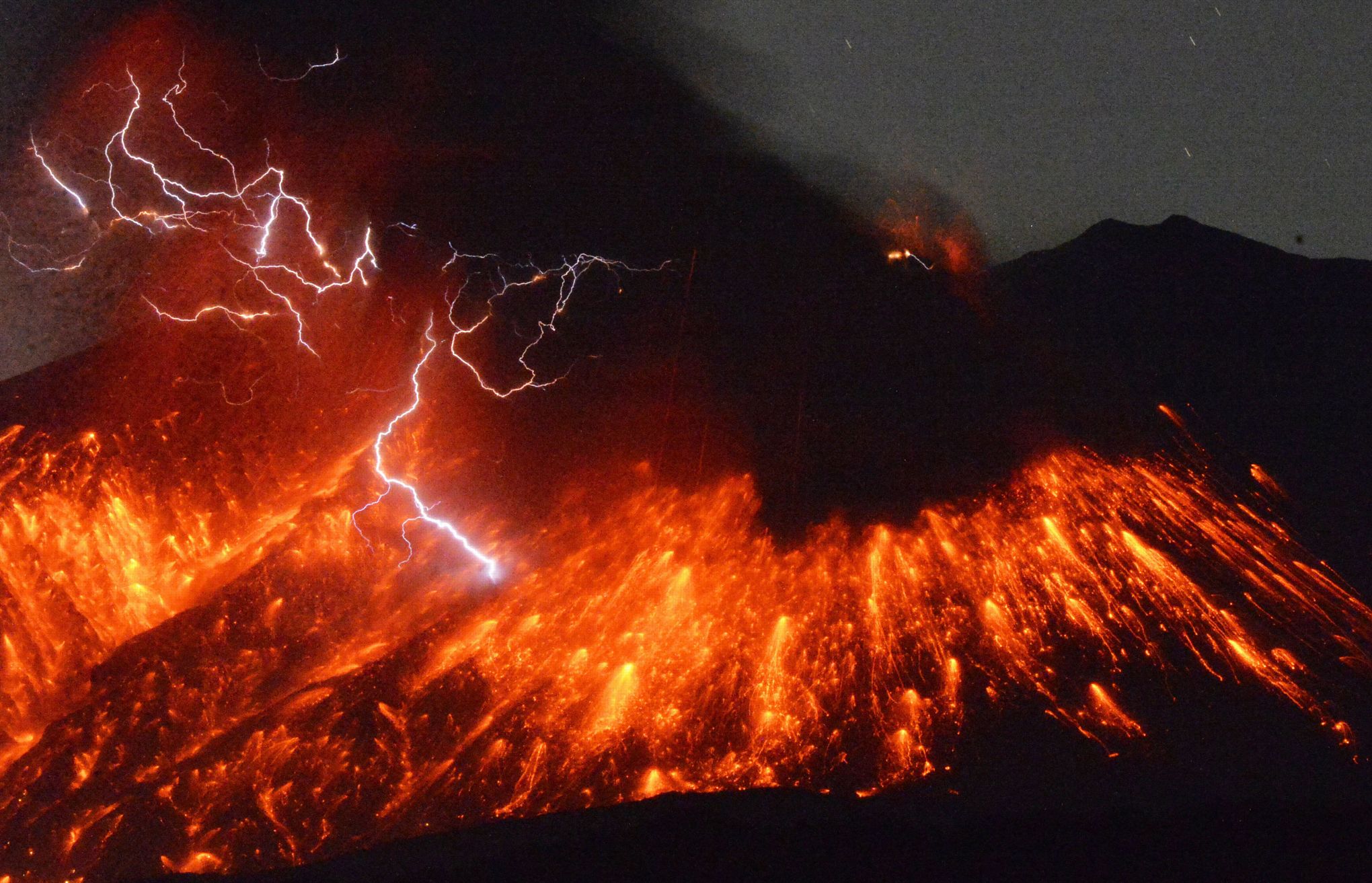 Éruption spectaculaire d'un volcan en Équateur