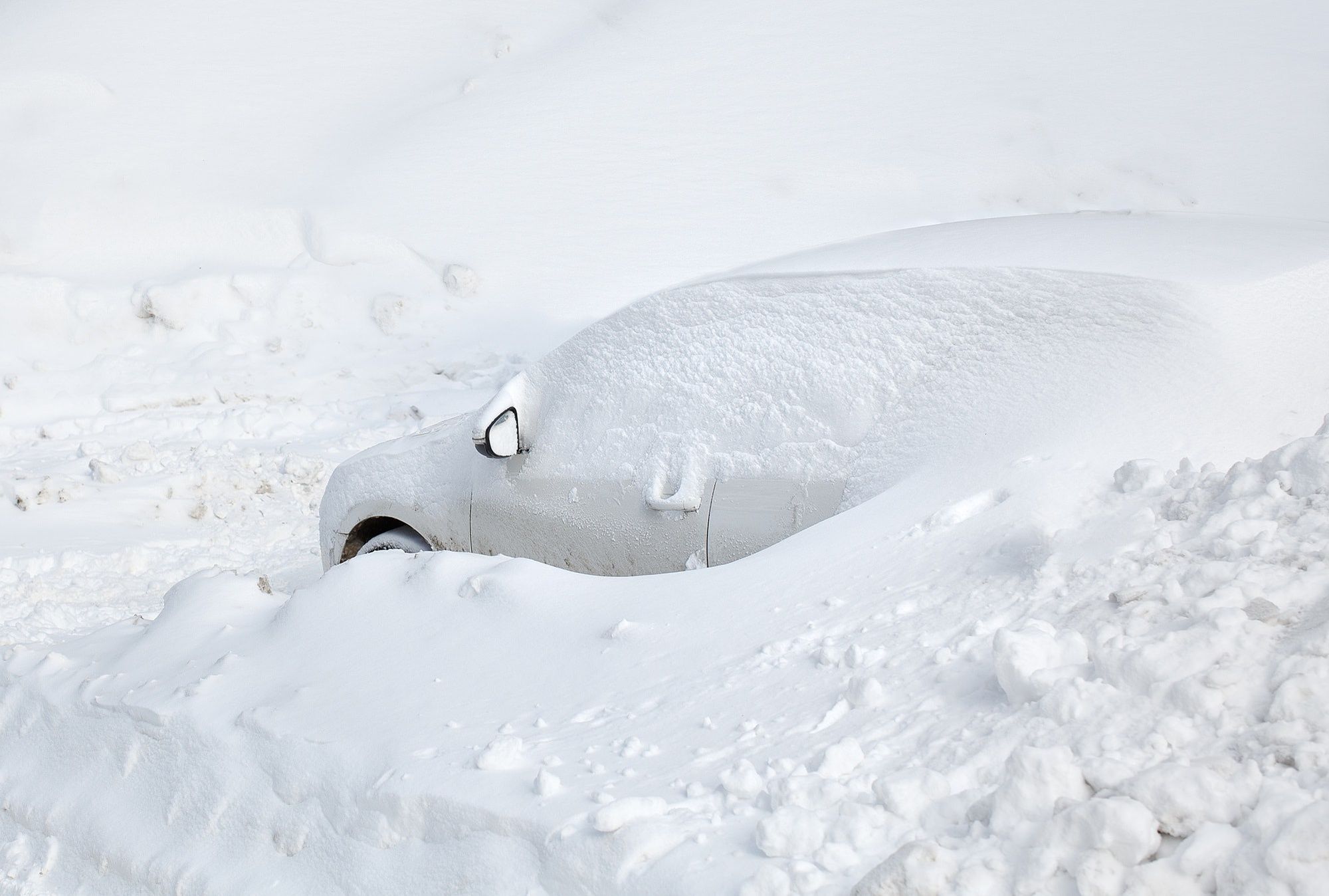 Votre voiture est coincée dans un banc de neige. Que faire? - NAPA