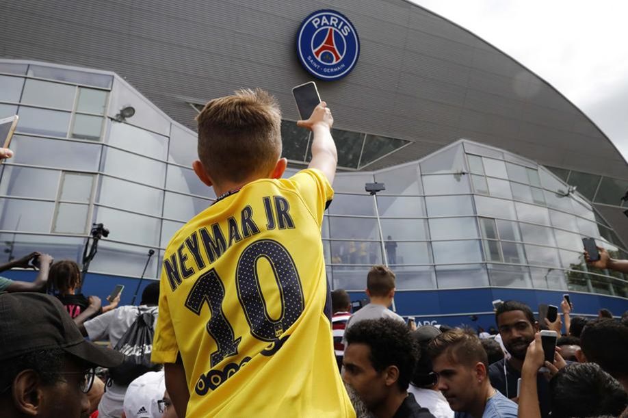Neymar au PSG : 12 000 maillots vendus, le 1er pour un Denaisien