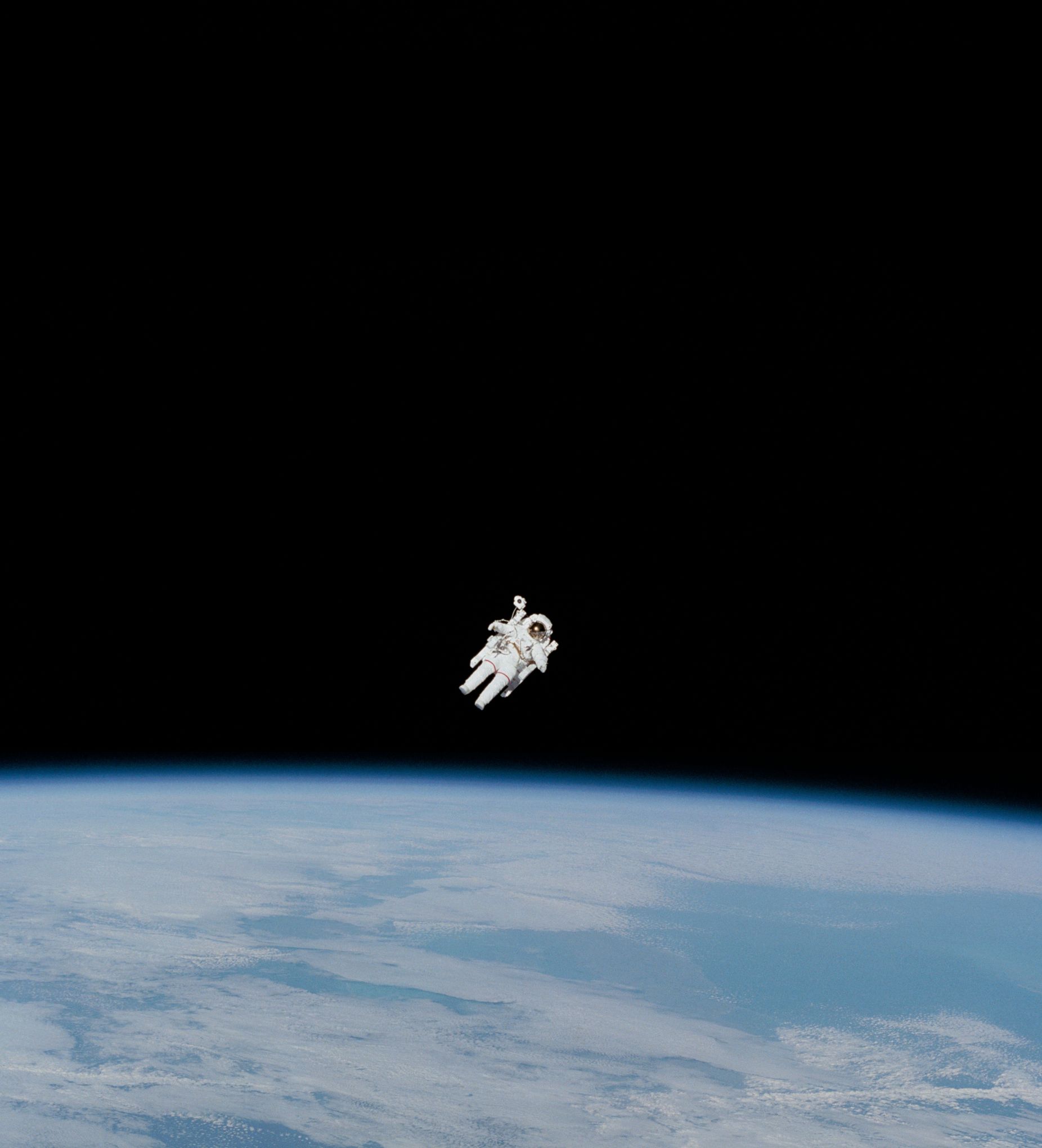 Mort de Bruce McCandless II, le 1er astronaute à avoir flotté