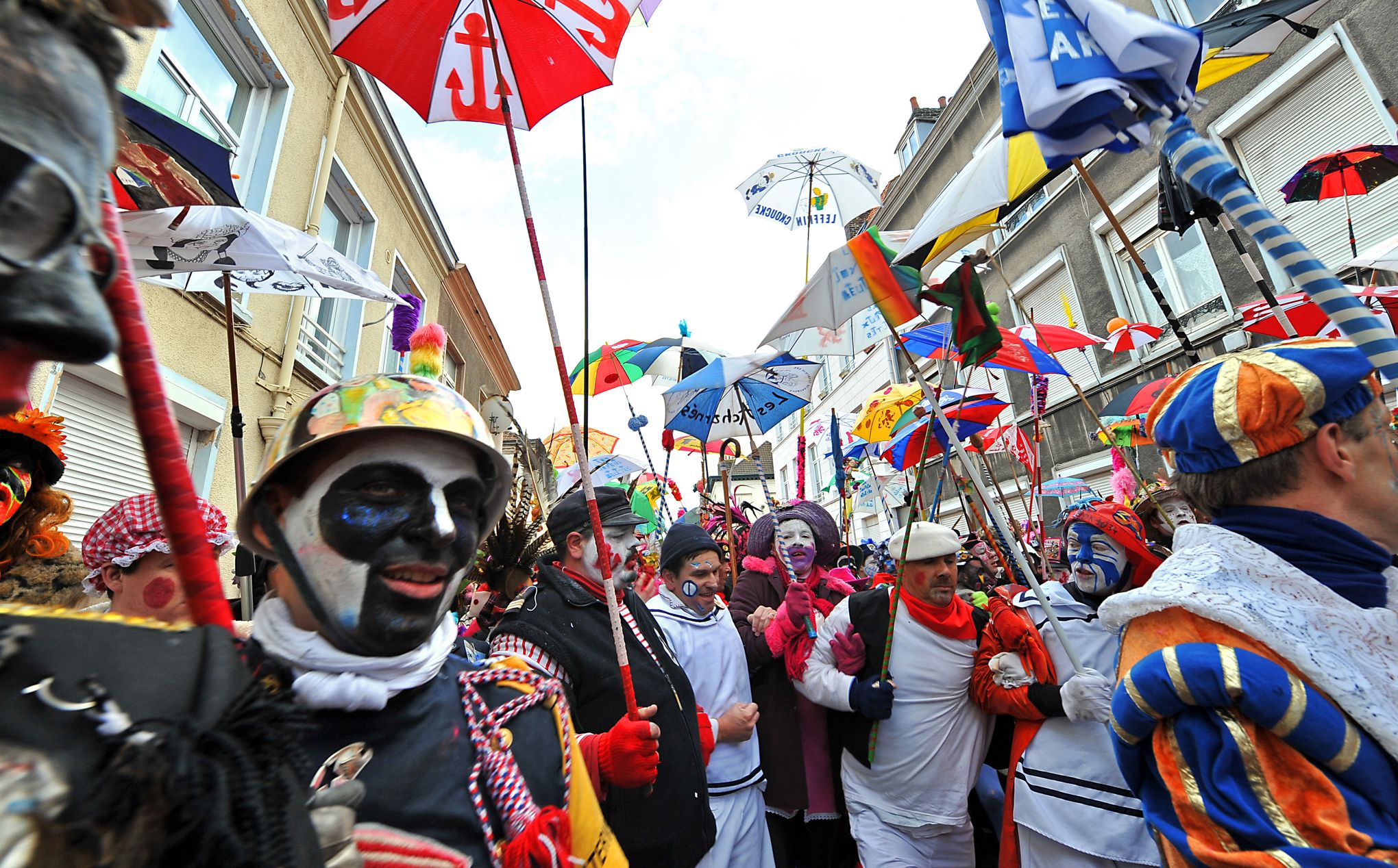 Au carnaval de Dunkerque, la polémique autour du groupe des Noirs  incomprise - Challenges