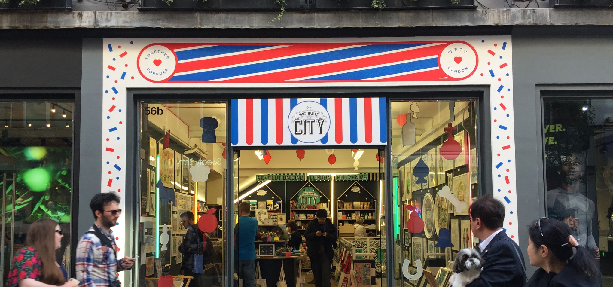 Cette boutique londonienne propose des souvenirs «alternatifs» pour le Royal  Wedding