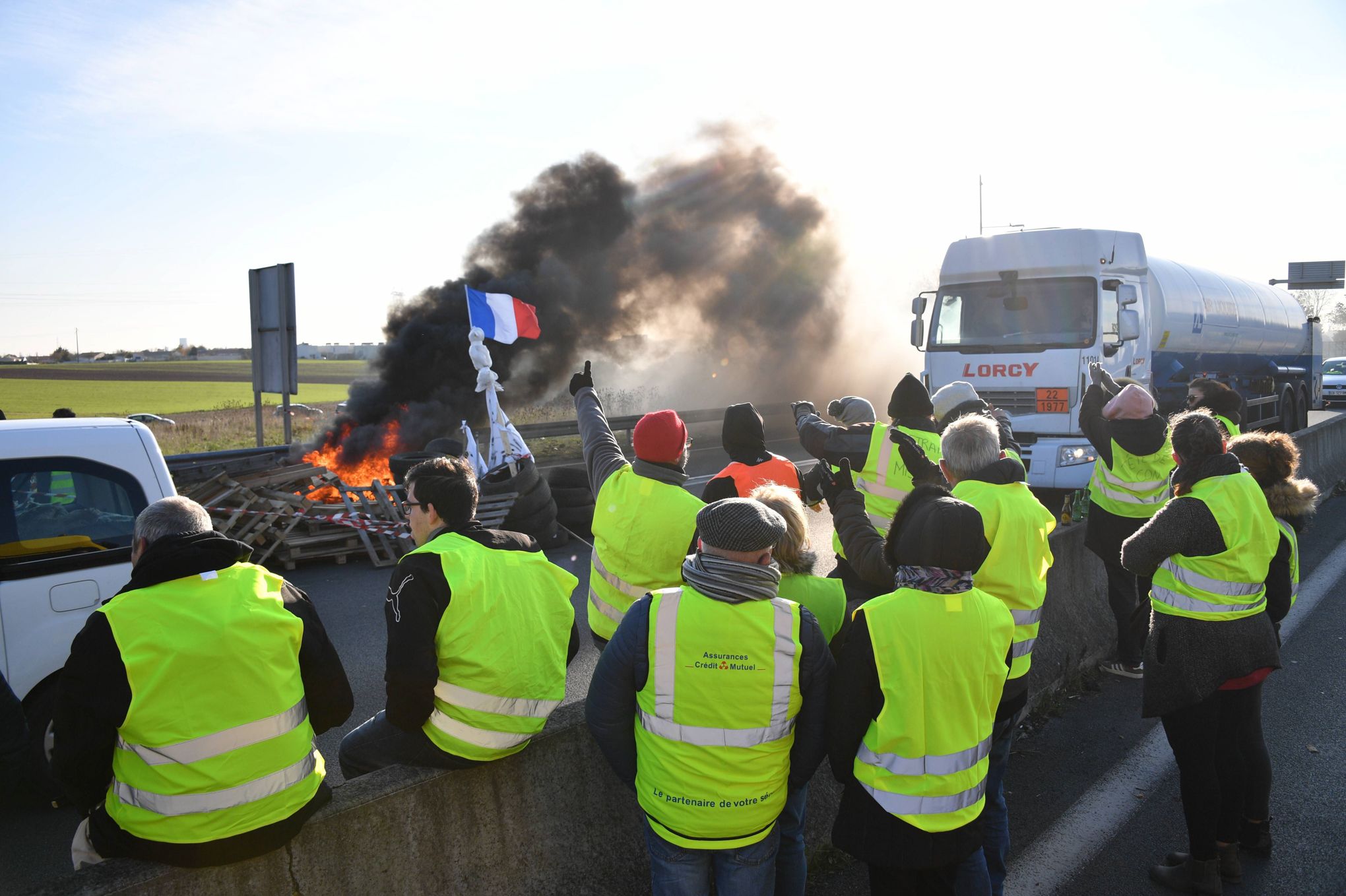 Gilets Jaunes Des Blocages Maintenus Avant Le Rendez Vous