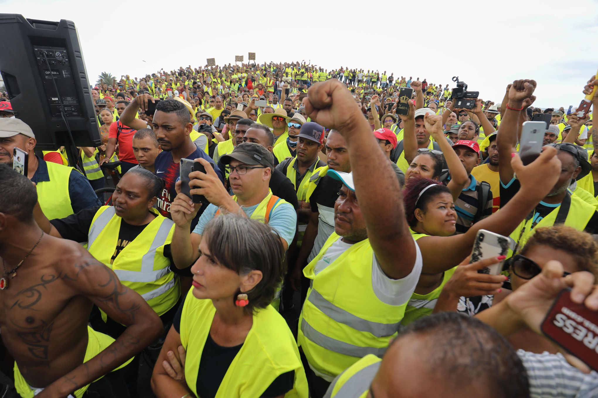 Gilets Jaunes Sur Lîle De La Réunion Léconomie Est Totalement Paralysée