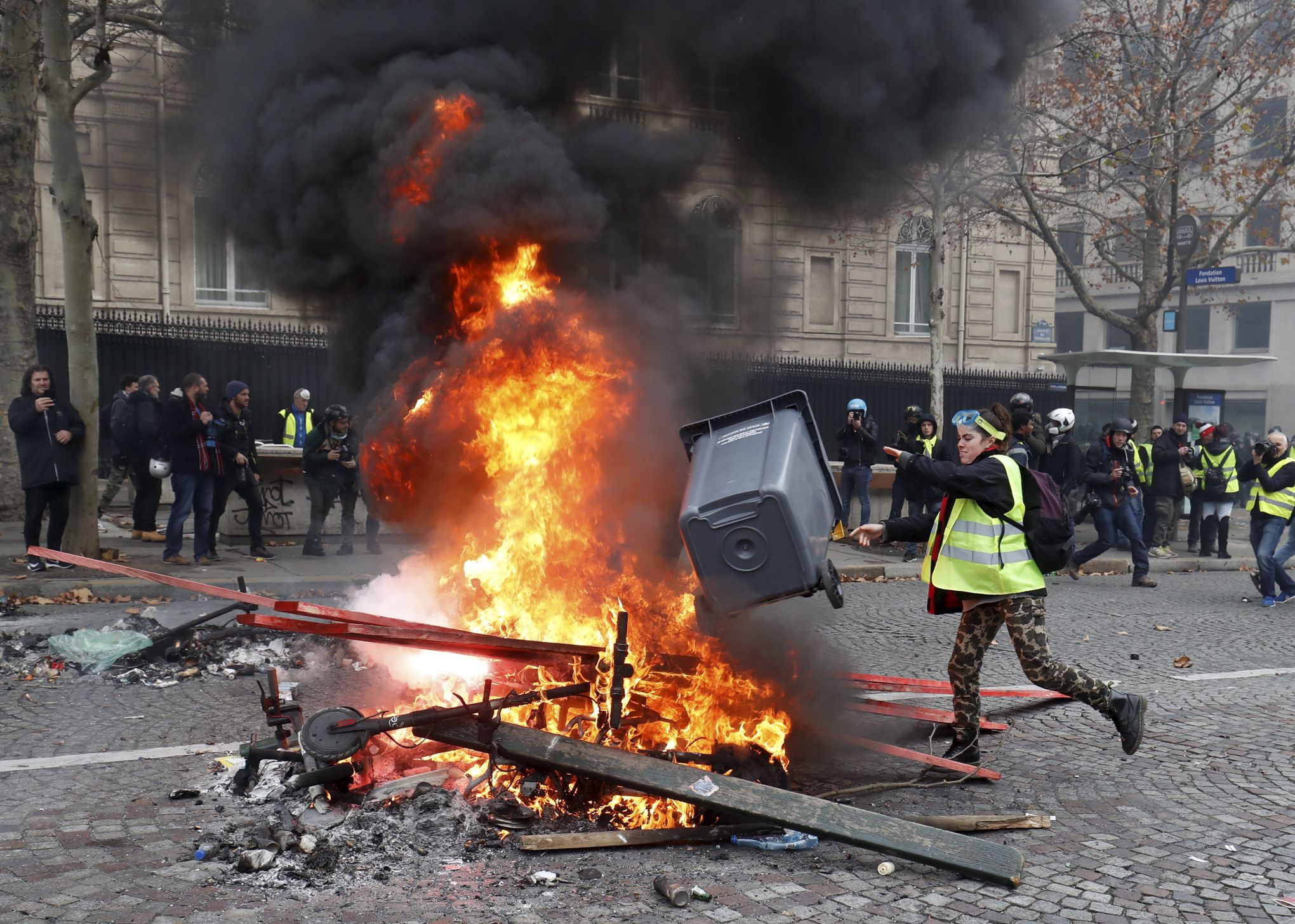 Gilets Jaunes La Presse étrangère Scrute Le Mouvement