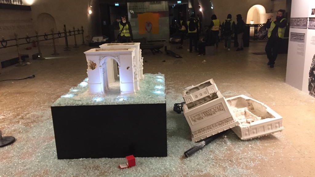 Gilets Jaunes Les Images De Larc De Triomphe Saccagé