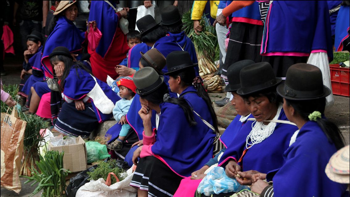 Le tour du monde en costumes traditionnels