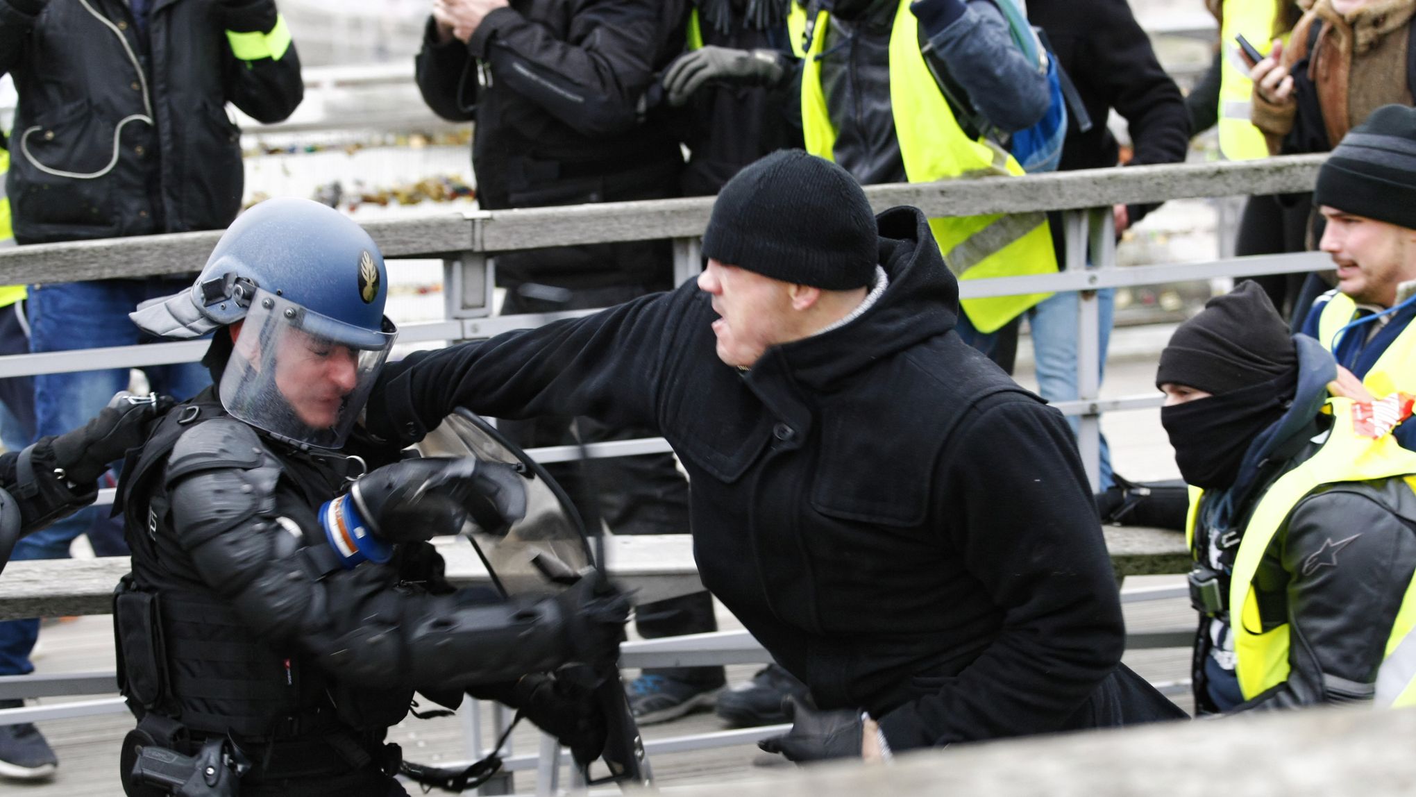 Gilets Jaunes La Garde à Vue Du Boxeur Filmé En Train De Frapper Des Gendarmes Prolongée