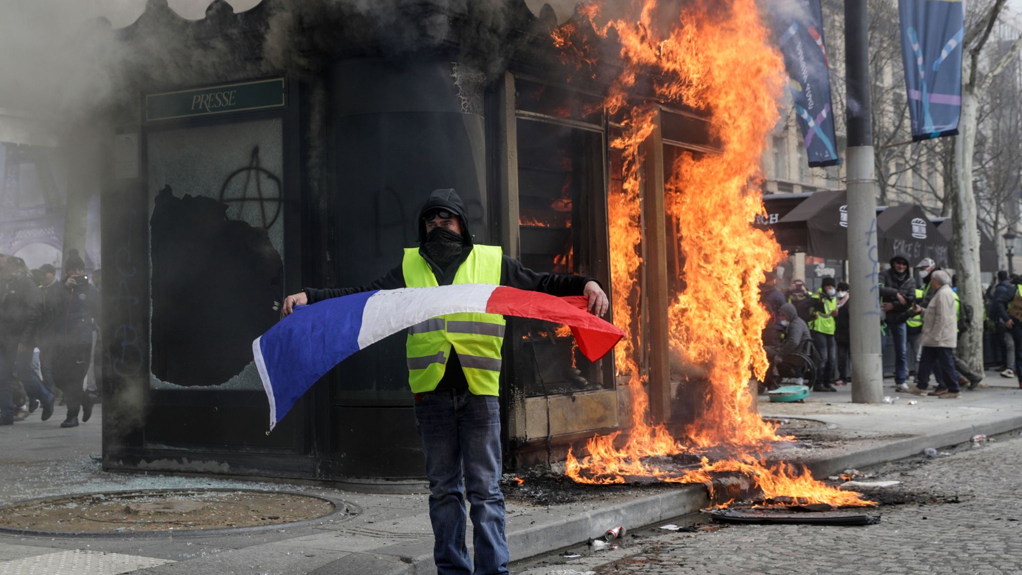 Gilets Jaunes Soudain Retour De La Violence à Paris 200