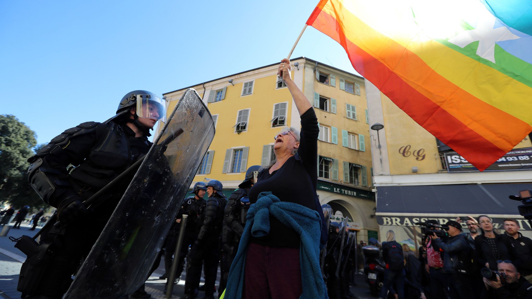 Manifestante Blessée à Nice Le Procureur Met La Police Hors