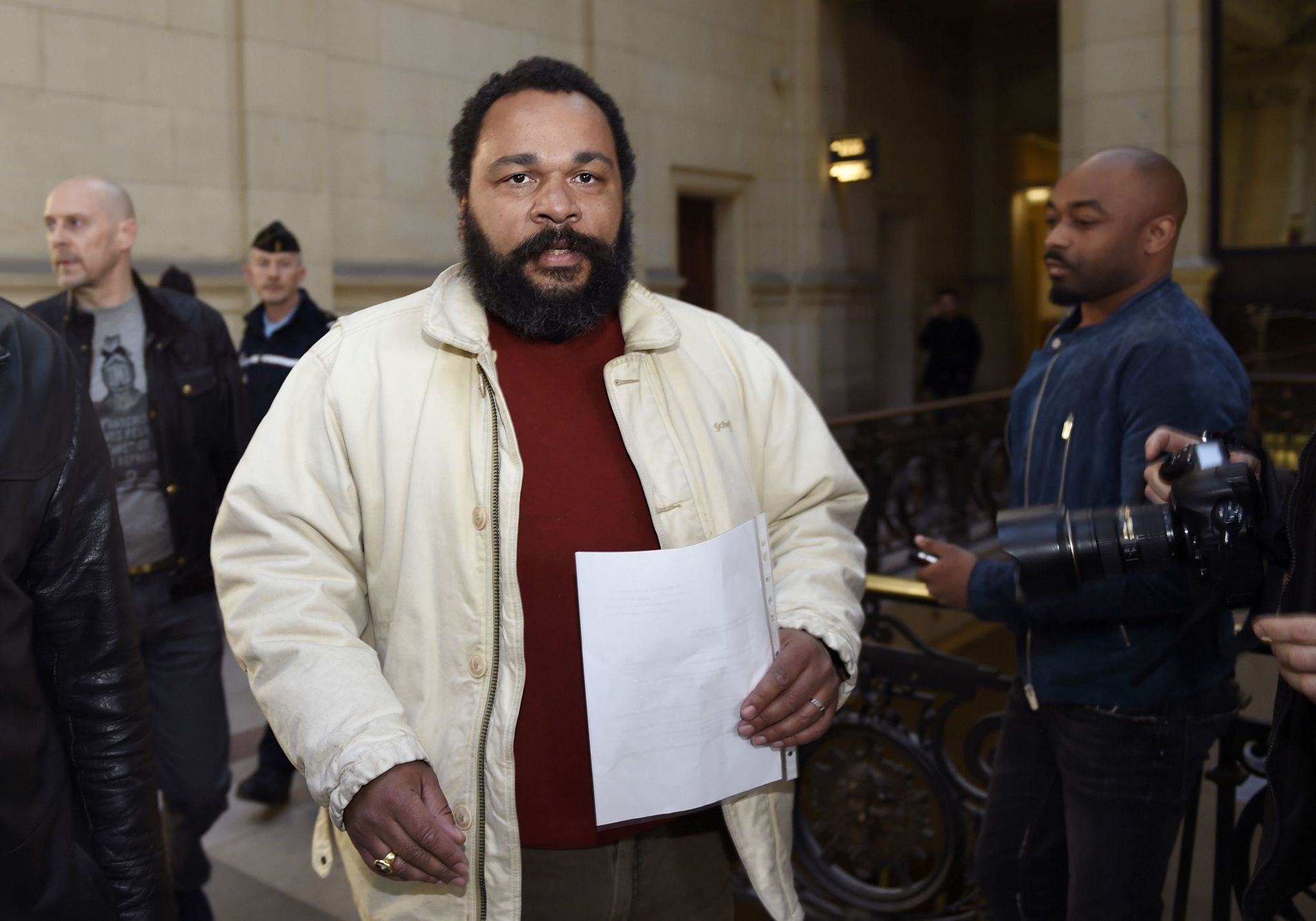 Dieudonne Fisc Dieudonné accusé d'avoir dissimulé plus d'un million d'euros au fisc