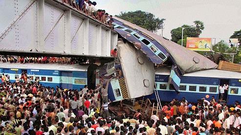 Au moins 61 morts dans une collision ferroviaire en Inde