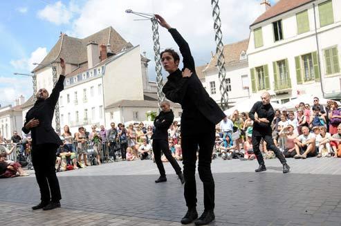 Avec les Accroche-coeurs, Angers célèbre les arts de rue