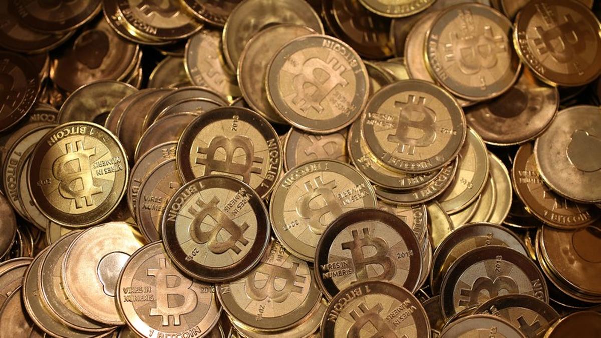 Le bitcoin poursuit son envol historique et dépasse les 675 dollars