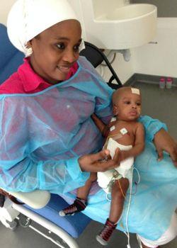 Fatoumata et l'un de ses bébés, quelques jours après l'opération.